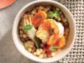 Gamberi e carciofi su couscous, un piatto gustoso e leggero, perfetto per le tue ricette con proteine.