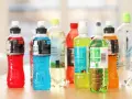 Una selezione di bevande colorate, ideali per capire cosa bere durante l'allenamento in palestra.