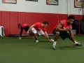Atleti in allenamento, concentrati su rapidi cambi di direzione.