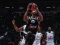 Giocatore di basket con la palla in alto, pronto al tiro. La folla sugli spalti è un tripudio di colori, un vero e proprio rapporto calorico di emozioni.