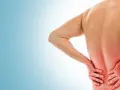 Uomo con mal di schiena, mani sulla zona dolente. Si discute di punture di cortisone per mal di schiena effetti collaterali.