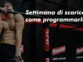 Uomo muscoloso alla sbarra, pronto per la sua settimana di scarico. Impara come programmarla per recuperare al meglio.