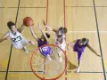 Giocatrici di basket in azione, un'ottima attività per il calcolo consumo calorico.