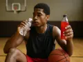 Giovane giocatore di basket, dopo l'allenamento, si disseta con una bevanda energetica, parte della sua rieducazione funzionale per recuperare al meglio.