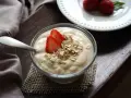Yogurt greco con fragole e avena, un concentrato di benessere e gusto. Scopri le sue proprietà!