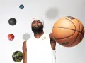 Un giocatore di basket con un berretto Red Bull, circondato da palloni che sembrano fluttuare. Prendi un respiro profondo, inspira ed espira, pronto per il gioco.
