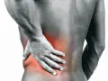 Uomo con mano sulla schiena, evidenziata in rosso, per indicare una **lombosciatalgia acuta che non passa**.