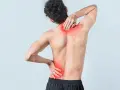 Uomo con dolore alla schiena e al collo, evidenziato in rosso. Potrebbe indicare uno strappo muscolare dorsale.