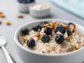 Porridge con mirtilli e mandorle, un'idea per ricette con proteine in polvere per una colazione sana e gustosa.