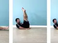 Uomo a terra che esegue crunch addominali con gambe in su. Movimento fluido per rafforzare il core.