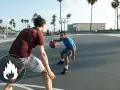 Due uomini giocano a basket all'aperto, con palme sullo sfondo. Un simbolo di fiamma indica il dispendio calorie attive.