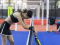 Giocatrice di padel esausta, forse cerca rimedi naturali per il dolore all'anca dopo l'allenamento.