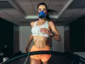 Donna corre su tapis roulant con maschera per misurare il VO2 max.