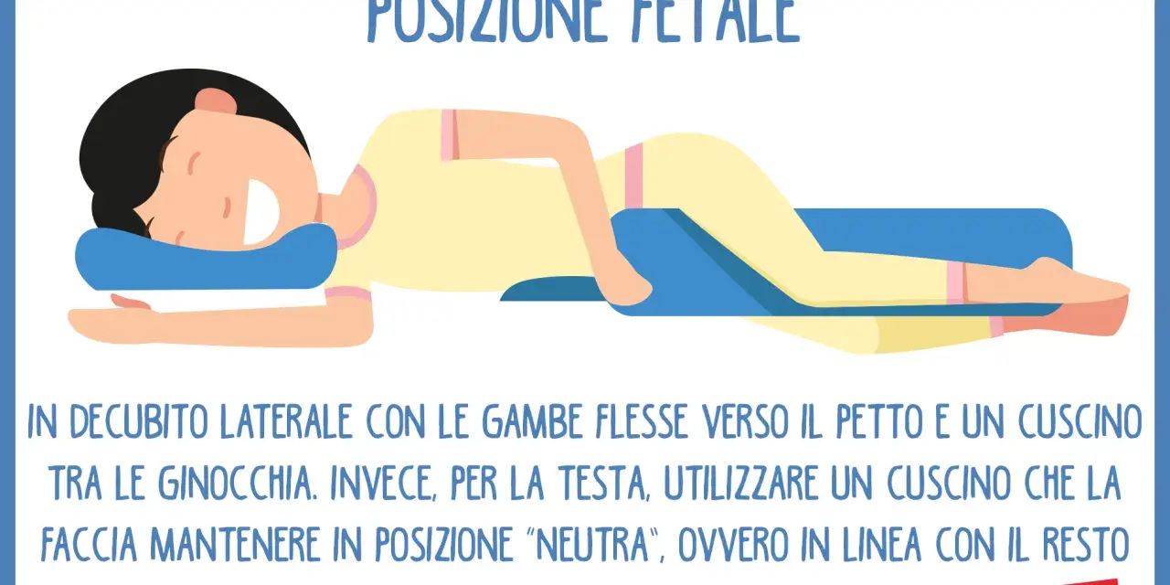 Persona in posizione fetale con cuscino tra le ginocchia, per alleviare il dolore del colpo della strega e poter camminare di nuovo.