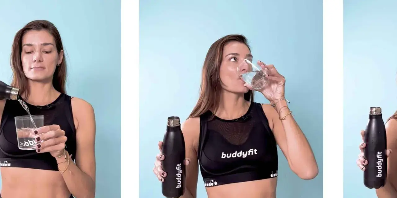 Donna si idrata con acqua, essenziale per chi assume creatina in estate. Mantiene la sua forma fisica con stile.