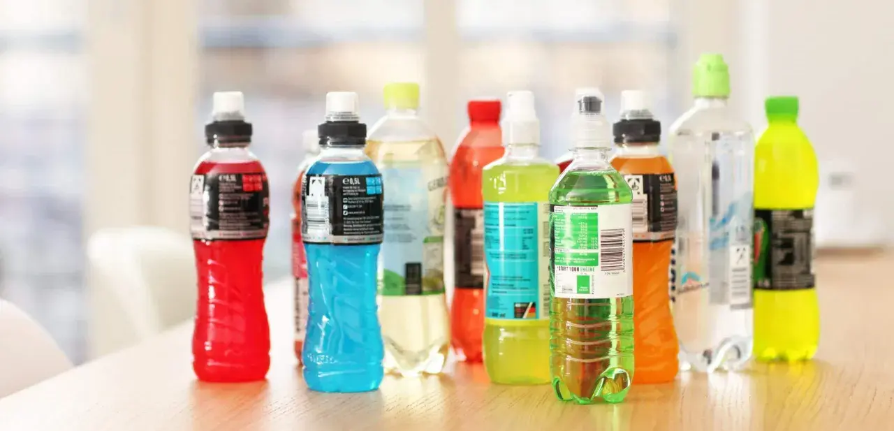 Una selezione di bevande colorate, ideali per capire cosa bere durante l'allenamento in palestra.