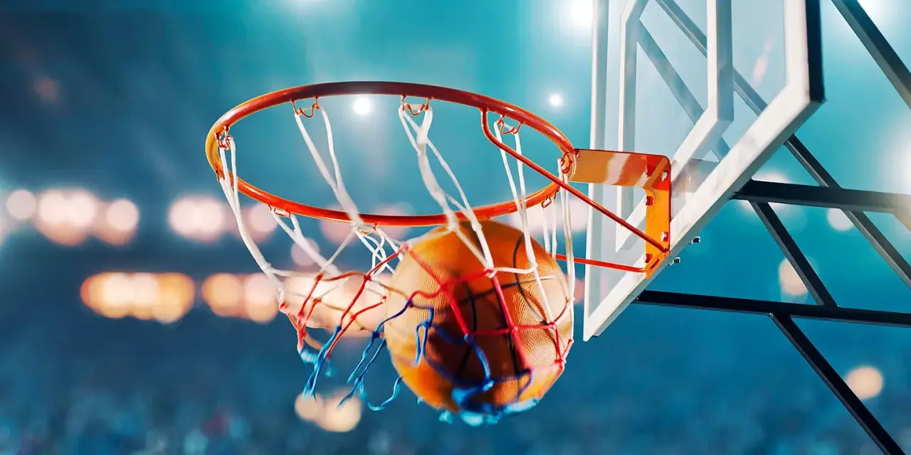 Un canestro di pallacanestro con la palla che entra nella retina. Un'immagine che evoca la soddisfazione di raggiungere il proprio fabbisogno nutrizionale giornaliero.
