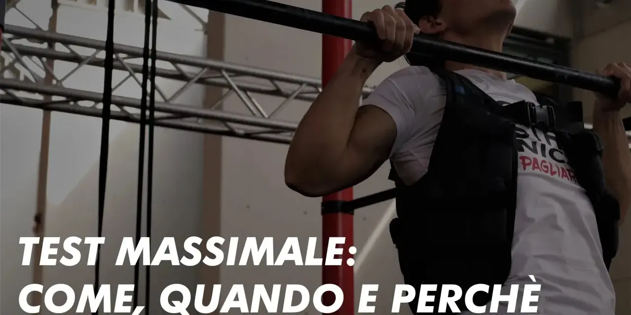 Uomo con giubbotto zavorrato esegue trazioni alla sbarra. Il testo "TEST MASSIMALE: COME, QUANDO E PERCHÈ" suggerisce una guida per la tabella massimali palestra.