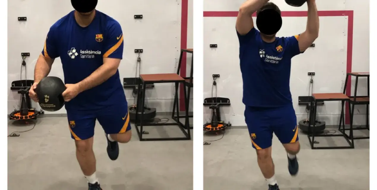 Allenamento per la propriocezione: un uomo in tenuta sportiva esegue esercizi di equilibrio con un peso.