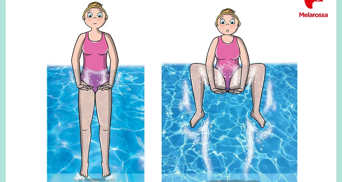 Donna in piscina, prima in piedi, poi seduta sul bordo, illustra i benefici e le controindicazioni dell'acquagym.