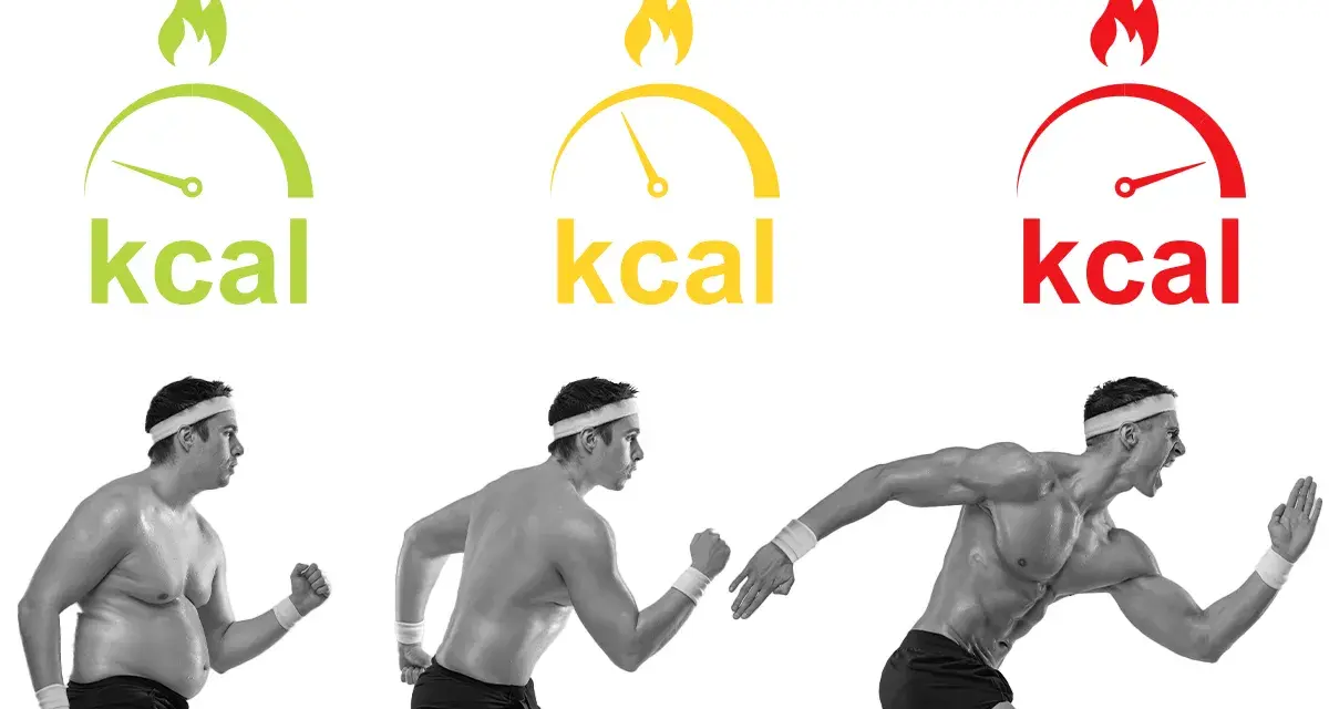 Uomo in tre fasi: da sovrappeso a muscoloso, con indicatori di kcal che mostrano il percorso per calcolare deficit calorico.