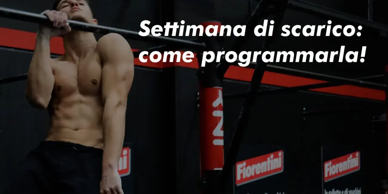 Uomo muscoloso alla sbarra, pronto per la sua settimana di scarico. Impara come programmarla per recuperare al meglio.