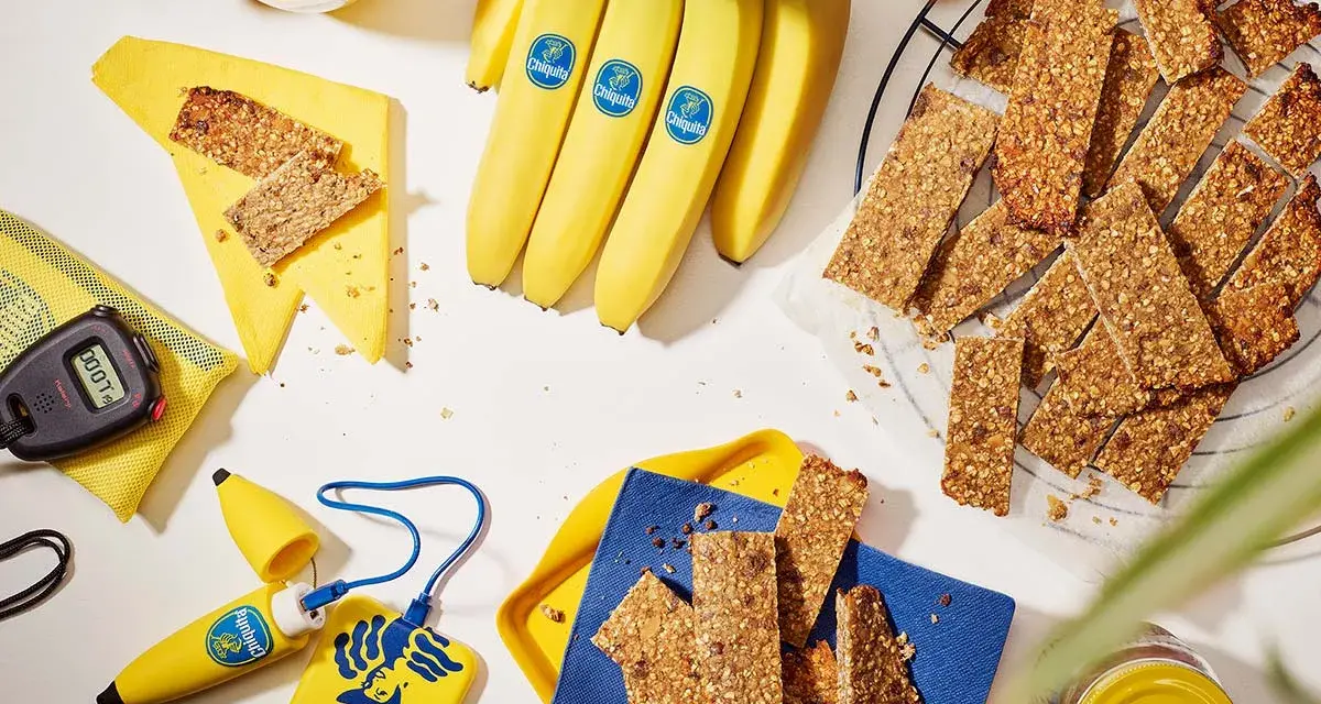 Barrette energetiche e banane Chiquita, perfette come snack banana prima o dopo allenamento. Cronometro e power bank a tema.