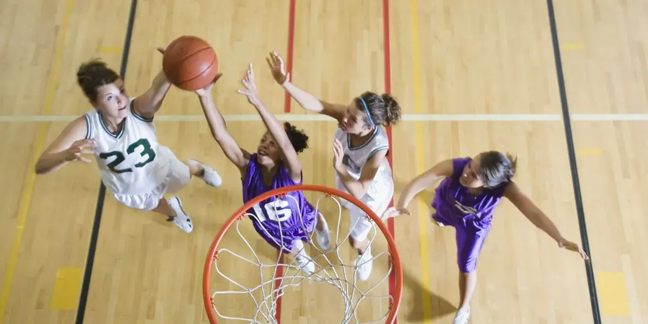 Giocatrici di basket in azione, un'ottima attività per il calcolo consumo calorico.