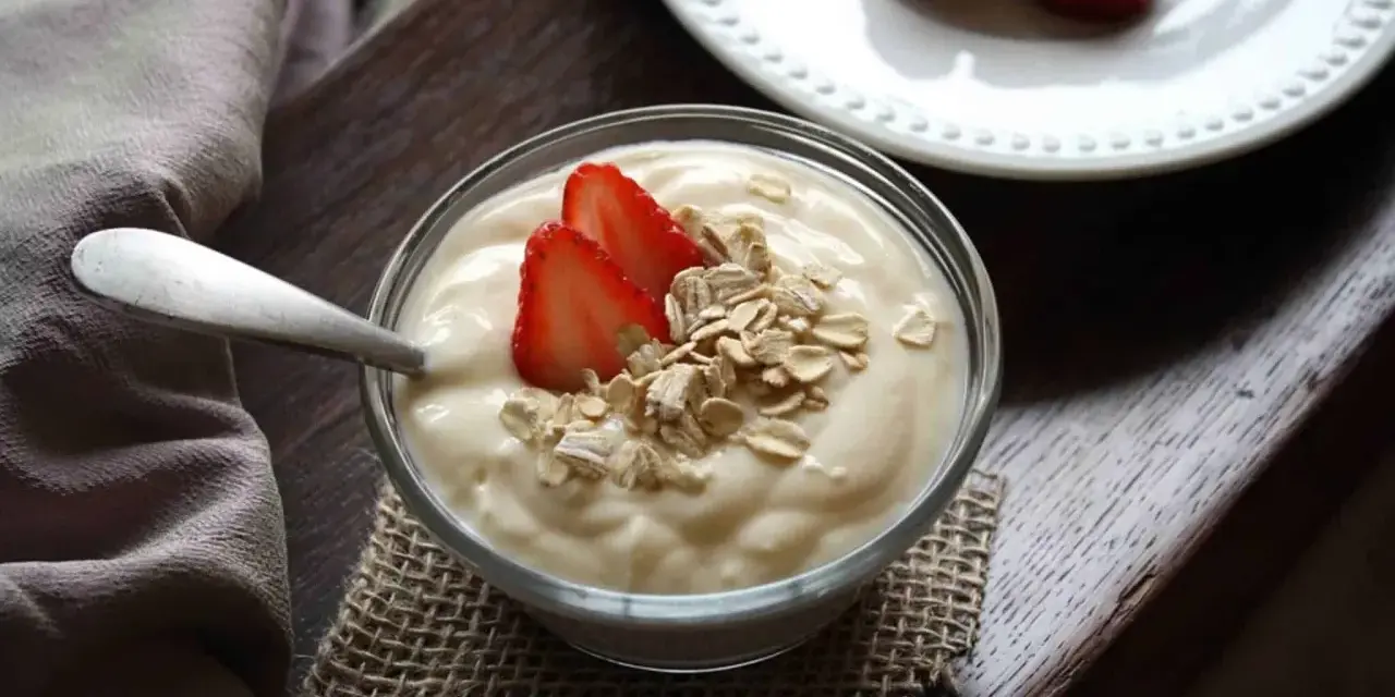 Yogurt greco con fragole e avena, un concentrato di benessere e gusto. Scopri le sue proprietà!