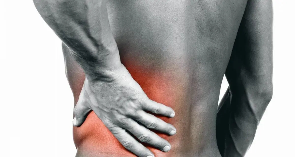 Uomo con mano sulla schiena, evidenziata in rosso, per indicare una **lombosciatalgia acuta che non passa**.