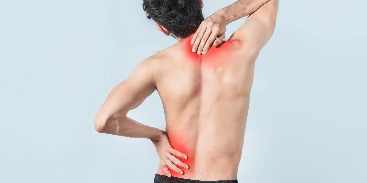 Uomo con dolore alla schiena e al collo, evidenziato in rosso. Potrebbe indicare uno strappo muscolare dorsale.