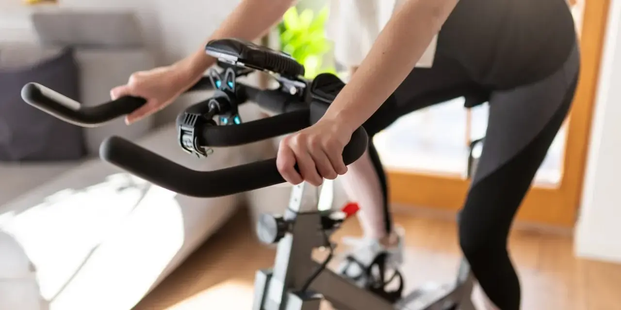 Allenamento intenso sulla cyclette per tonificare i glutei.