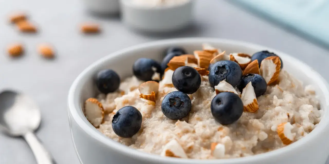 Porridge con mirtilli e mandorle, un'idea per ricette con proteine in polvere per una colazione sana e gustosa.