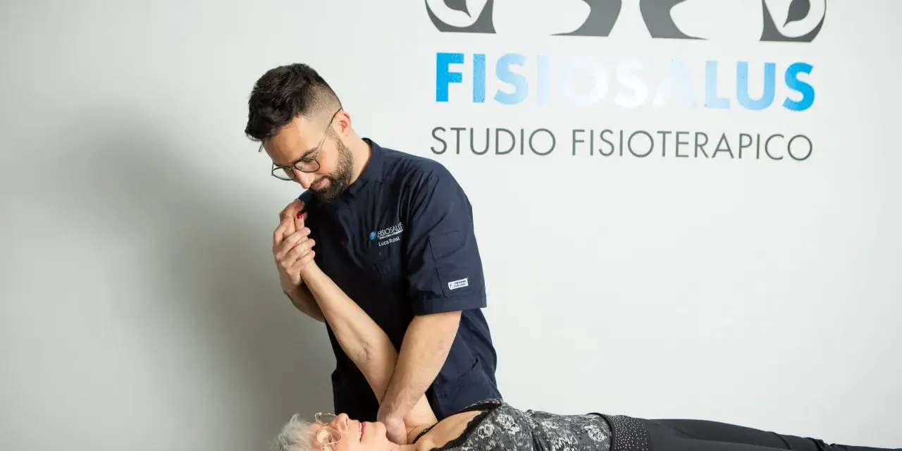 Fisioterapista esegue un trattamento per la fisioterapia della spalla a una paziente sdraiata.