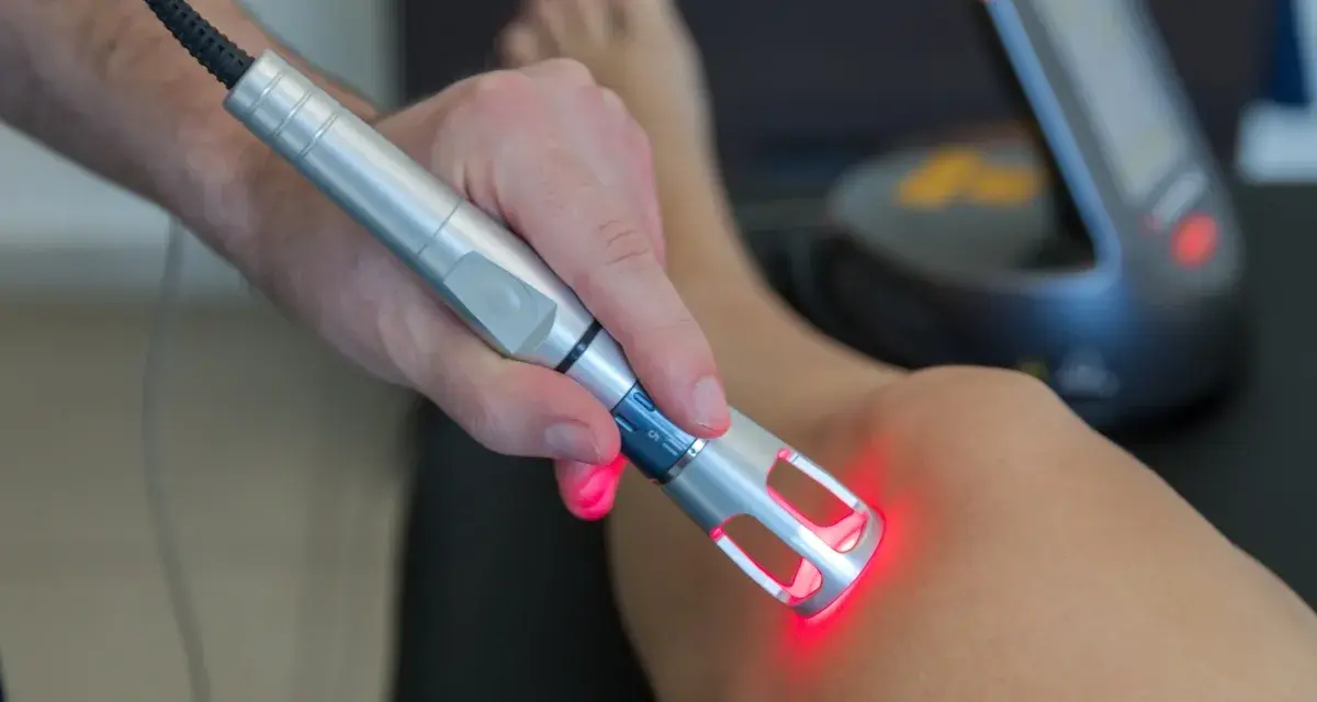 Trattamento con laser su ginocchio. La laserterapia è sicura, ma alcuni effetti collaterali lievi sono possibili.