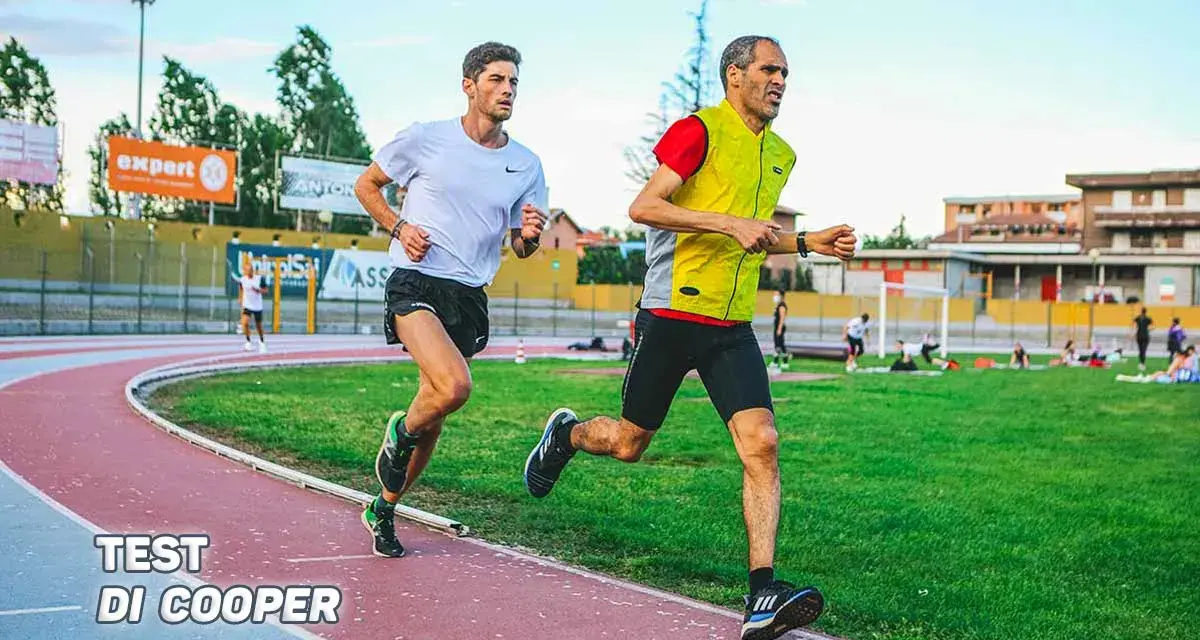 Due atleti si sfidano in un test di cooper scolastico su una pista di atletica.