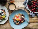 Toast con frutta fresca e yogurt, una colazione energetica per sportivi. Frutti di bosco, fragole e ciliegie per iniziare la giornata con vitalità.