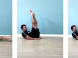 Uomo a terra che esegue crunch addominali con gambe in su. Movimento fluido per rafforzare il core.