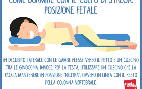 Persona in posizione fetale con cuscino tra le ginocchia, per alleviare il dolore del colpo della strega e poter camminare di nuovo.