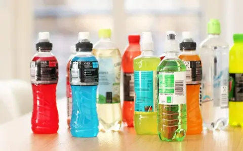 Una selezione di bevande colorate, ideali per capire cosa bere durante l'allenamento in palestra.
