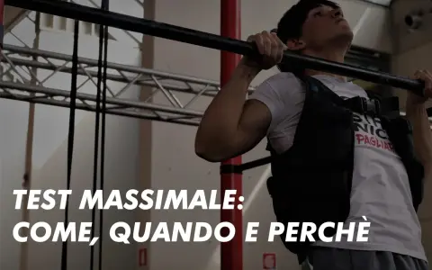 Uomo con giubbotto zavorrato esegue trazioni alla sbarra. Il testo "TEST MASSIMALE: COME, QUANDO E PERCHÈ" suggerisce una guida per la tabella massimali palestra.