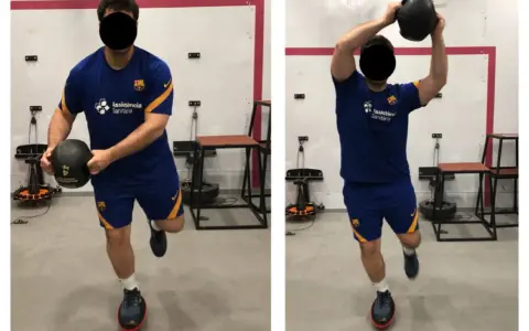 Allenamento per la propriocezione: un uomo in tenuta sportiva esegue esercizi di equilibrio con un peso.