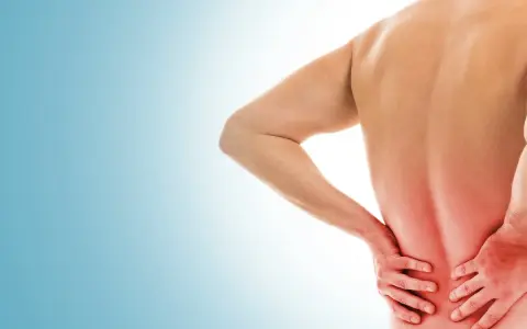 Uomo con mal di schiena, mani sulla zona dolente. Si discute di punture di cortisone per mal di schiena effetti collaterali.