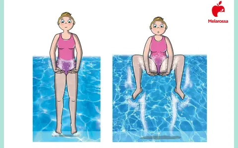 Donna in piscina, prima in piedi, poi seduta sul bordo, illustra i benefici e le controindicazioni dell'acquagym.