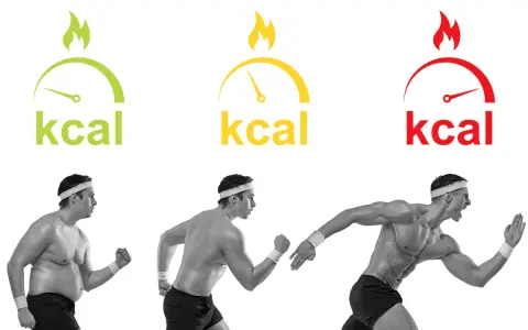 Uomo in tre fasi: da sovrappeso a muscoloso, con indicatori di kcal che mostrano il percorso per calcolare deficit calorico.