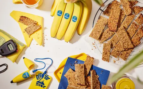Barrette energetiche e banane Chiquita, perfette come snack banana prima o dopo allenamento. Cronometro e power bank a tema.
