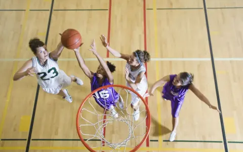 Giocatrici di basket in azione, un'ottima attività per il calcolo consumo calorico.