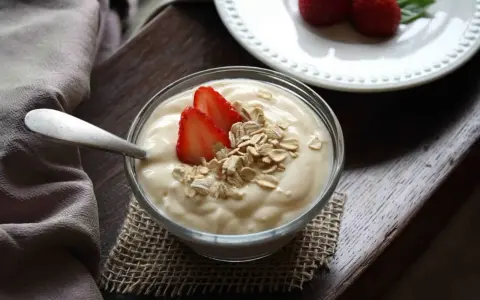 Yogurt greco con fragole e avena, un concentrato di benessere e gusto. Scopri le sue proprietà!