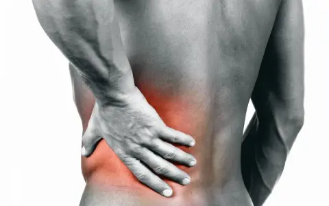 Uomo con mano sulla schiena, evidenziata in rosso, per indicare una **lombosciatalgia acuta che non passa**.