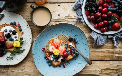 Toast con frutta fresca e yogurt, una colazione energetica per sportivi. Frutti di bosco, fragole e ciliegie per iniziare la giornata con vitalità.